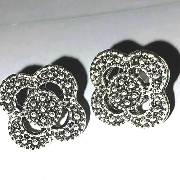 Vintage geometric cutout carved stud earrings - Picture 6 of 6